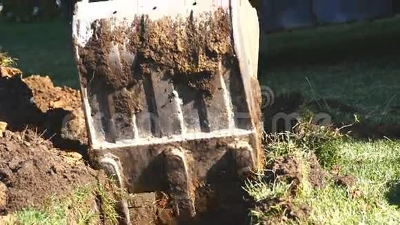 建筑工地上有桶的挖掘机视频的预览图