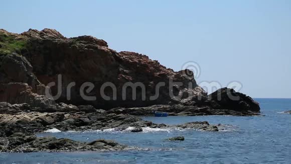 岩石海岸被大海拍打着视频的预览图