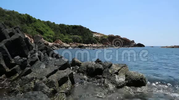 岩石海岸被大海拍打着视频的预览图