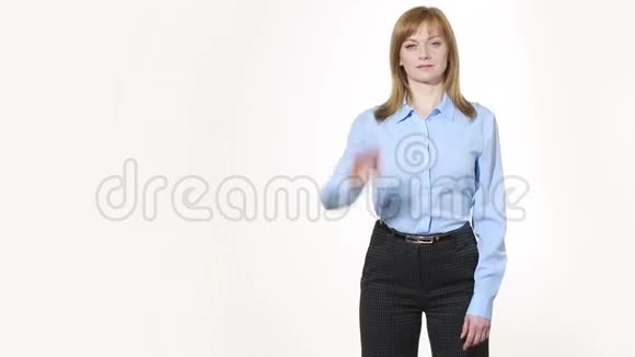 打招呼穿裤子的女孩和笨蛋孤立在白色背景上肢体语言女人的手势非语言暗示视频的预览图