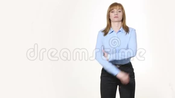 手臂交叉集中在拇指上穿裤子的女孩和笨蛋孤立在白色背景上肢体语言女性手势视频的预览图