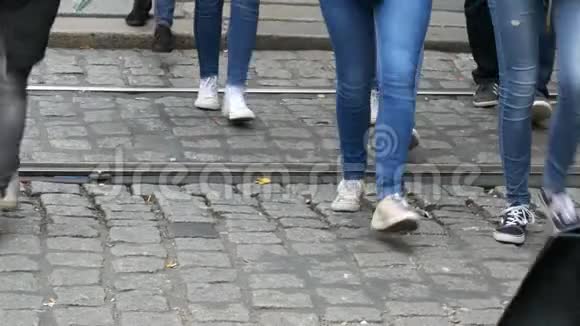 2017年9月12日捷克共和国布拉格一大群人在城市的鹅卵石上漫步视频的预览图