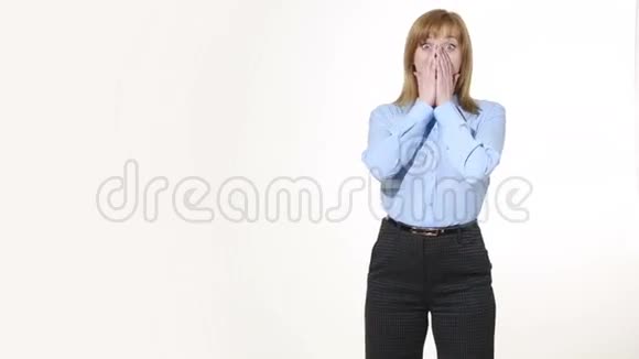 女孩用手捂住嘴穿裤子的女孩和笨蛋孤立在白色背景上肢体语言妇女视频的预览图