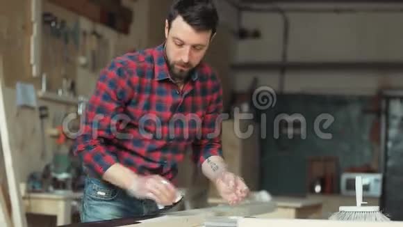 男木匠在木工车间处理木材视频的预览图