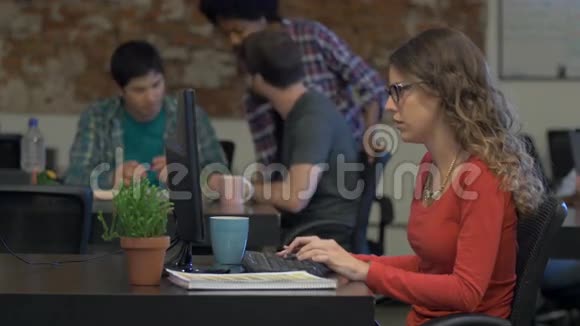 女士打字电脑商务人士办公组坐桌视频的预览图