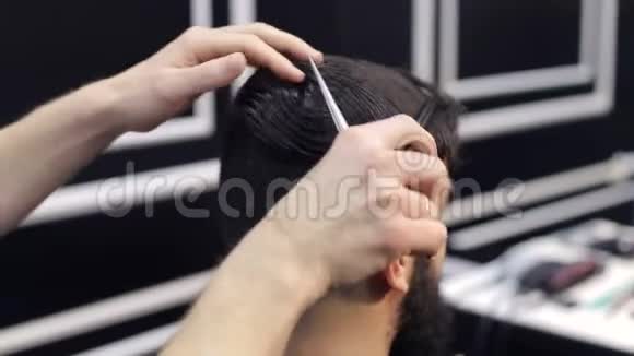 男理发师剪胡子男的头发视频的预览图