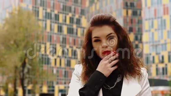 年轻的红发女子与当代的一个街区视频的预览图