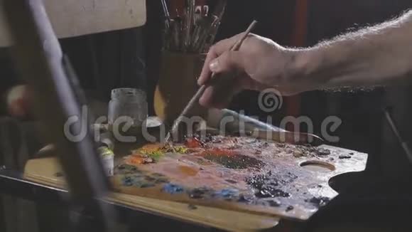 油漆和刷子在画架上视频的预览图