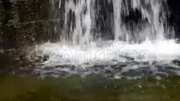流动的瀑布和石头视频的预览图