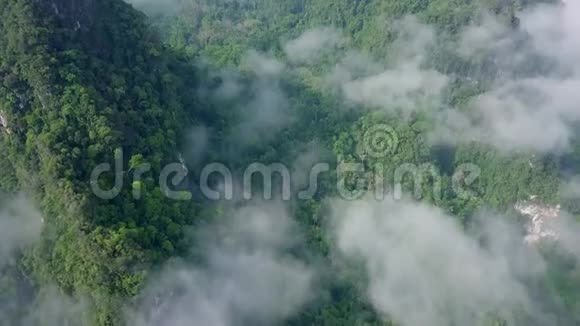 云雾笼罩下的石灰岩岩石的鸟瞰图克拉比山顶景色视频的预览图