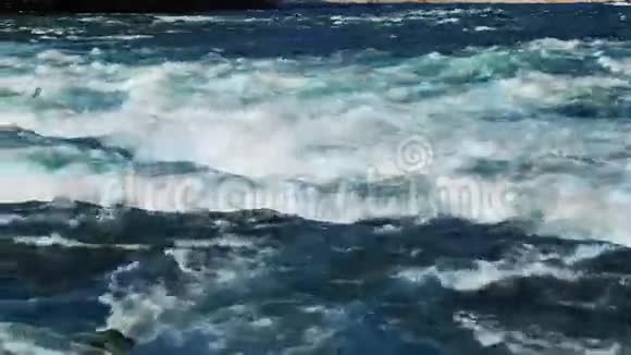 在瀑布前的尼亚加拉河急流视频的预览图