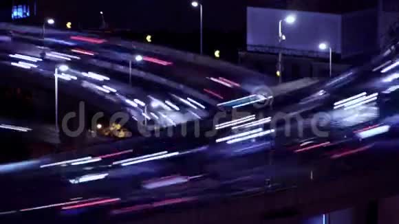 快速行驶的汽车在立交桥上的灯光小径城市交通时间流逝视频的预览图