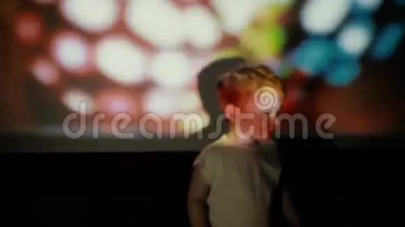 小男孩在聚光灯下跳舞视频的预览图