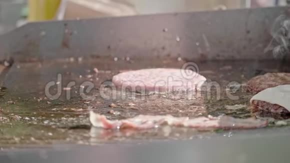 牛肉烤切片在烤盘与迷迭香番茄调味品上景视频的预览图
