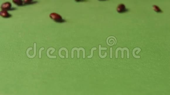 绿色背景下的棕色豆子慢动作特写镜头集中注意力3射击视频的预览图