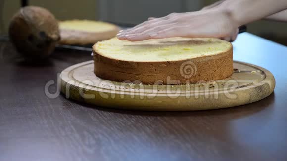女人手工切割海绵蛋糕切一块海绵结婚蛋糕视频的预览图