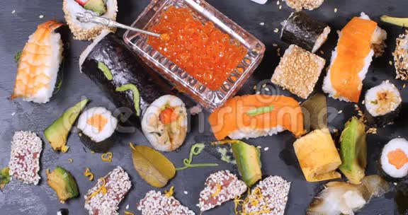 日本各种美食的多利自顶俯视图寿司黑吉里生鱼片视频的预览图