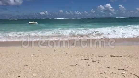 晴天的热带天堂海滩平稳的运动4K印度尼西亚巴厘岛视频的预览图