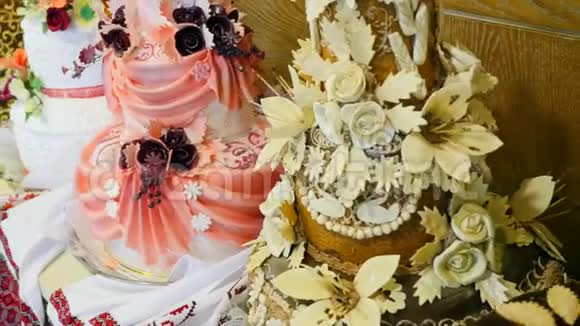 在婚宴上的传统和装饰蛋糕视频的预览图