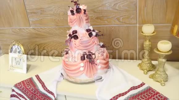 在婚宴上的传统和装饰蛋糕视频的预览图