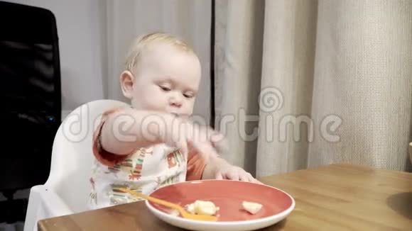 有趣可爱的宝宝吃香蕉视频的预览图