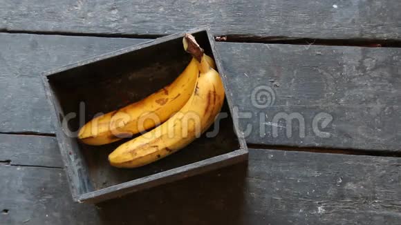木制桌子上的黄色香蕉视频的预览图