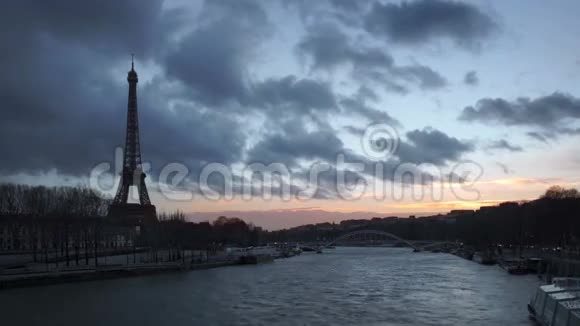 埃菲尔铁塔和塞纳河在日落时与路过的云法国巴黎视频的预览图