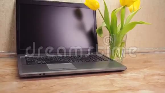 有花的笔记本电脑厨房里的笔记本电脑大理石厨房桌子上有一台笔记本电脑视频的预览图