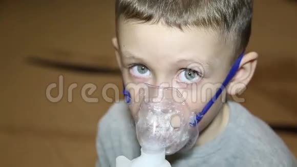 一个寒冷的男孩在吸入器里呼吸视频的预览图