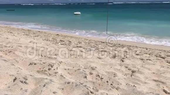 晴天的热带天堂海滩平稳的运动4K印度尼西亚巴厘岛视频的预览图