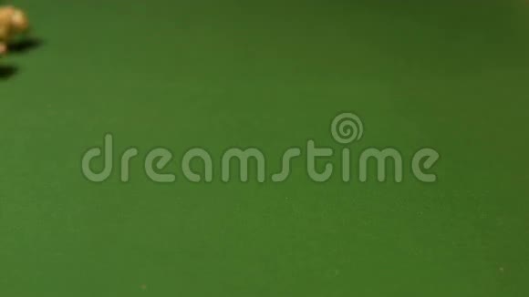 绿色背景下的爆米花慢动作特写镜头垂直和水平平底锅3射击视频的预览图