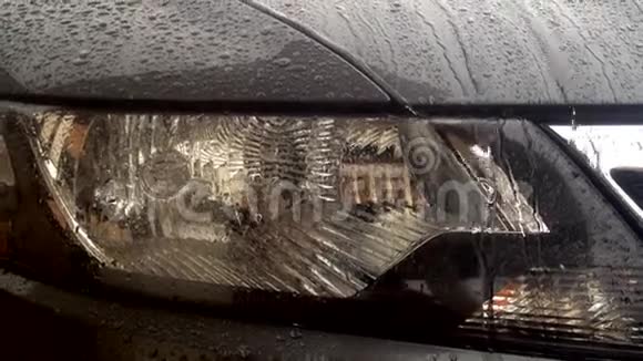 雨天有雨声的汽车大灯视频的预览图