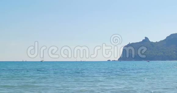 在地平线上的游艇夏季晴天的海景海洋景观视频的预览图