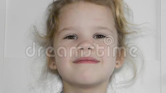 一个女孩一个孩子掉了一颗牙洞口腔卫生视频的预览图