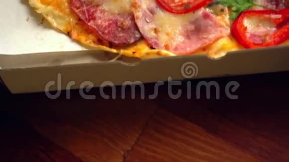 供应美味的意大利披萨视频的预览图