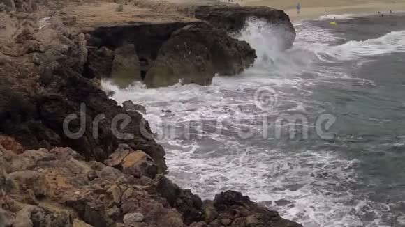 阴天海湾里的海潮一场小小的风暴波伦卡港和卡拉卡博港视频的预览图