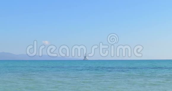 在地平线上的游艇夏季晴天的海景海洋景观视频的预览图