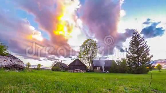 爱沙尼亚的小村庄延时镜头大量的彩云视频的预览图