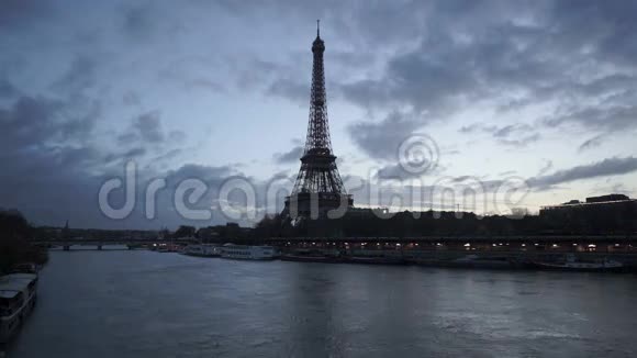 黄昏时分埃菲尔铁塔和塞纳河在日出前与路过的云彩相遇巴黎视频的预览图