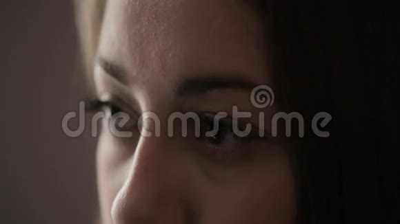 女人的脸贴着窗外视频的预览图