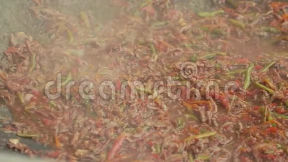 金属勺混合亚洲食物烹饪大锅视频的预览图