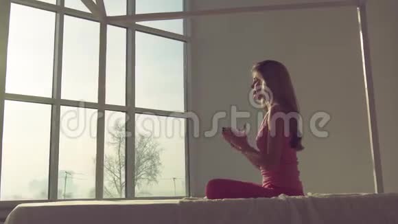年轻迷人的瑜伽女子在莲花位置放松视频的预览图