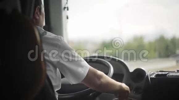 公共汽车司机正沿着这条路行驶视频的预览图