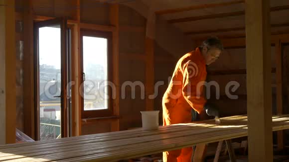 木工漆工加工地板用的木质材料视频的预览图