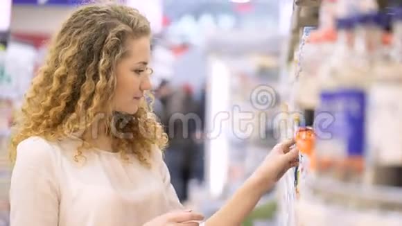 年轻女子在贸易中心购物视频的预览图
