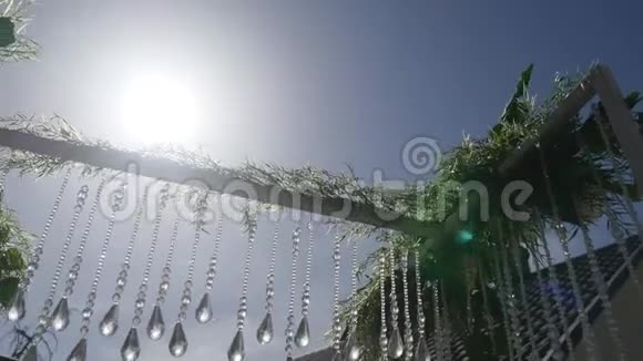 太阳背景下的婚礼花拱装饰视频的预览图