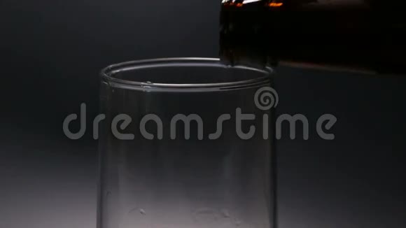 啤酒在黑色背景下倒入玻璃杯视频的预览图