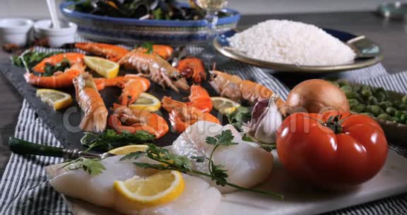 多利推西班牙海鲜饭的配料贻贝王虾朗古斯汀视频的预览图