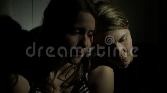 两个女孩互相拥抱姐妹或母女或朋友4UHDK视频的预览图