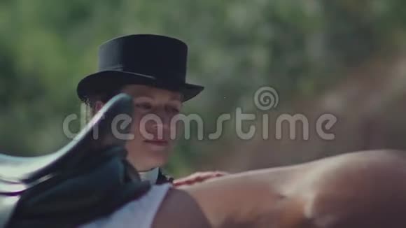 战战兢兢的马一个穿着长外套戴帽子的骑手视频的预览图